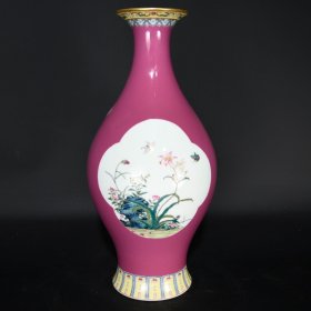 清雍正胭脂红粉彩花卉纹橄榄瓶，39.5×19cm，价格:4940