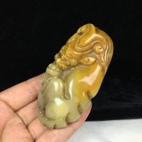旧藏精品收藏篆刻寿山石田黄石瑞兽把件D0092011 尺寸：84mm44mm32mm 重量：134克 旧藏精品寿山石，伯元款。取料上乘，颜色漂亮，包浆醇厚，老味十足。线条流畅，工艺精湛，质地细腻油润，收藏佳品！实物更漂亮！