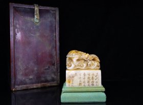 旧藏精品收藏篆刻寿山石田黄石金包银俏雕龙龟老木盒闲章印章D0092K553 尺寸：81mm76mm52mm 重量：657克 旧藏精品寿山石，胡鼻山人款。取料上乘，颜色漂亮，包浆醇厚，老味十足。线条流畅，工艺精湛，质地细腻油润，收藏佳品！实物更漂亮！