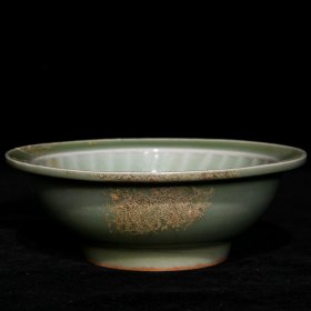 龙泉窑折沿碗，高4.7cm直径13.8cm，价格300