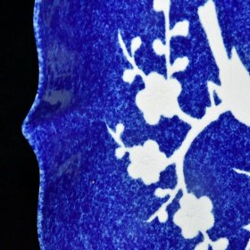 乡下收的明代永乐雪花蓝釉雕刻喜鹊闹梅盘尺寸6X31.2厘米