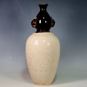 宋定瓷俏色花瓶摆件：本品器型端正，庄重典雅，手工制作、做工精湛，色泽艳丽，赏心悦目。胎质细腻光滑，老味十足，自然磨损。值得收藏！尺寸33x12厘米、¥360