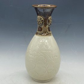 宋定瓷花瓶摆件：本品器型端正，庄重典雅，手工制作、做工精湛，色泽艳丽，赏心悦目。胎质细腻光滑，老味十足，自然磨损。值得收藏！尺寸29.5x14厘米、¥360