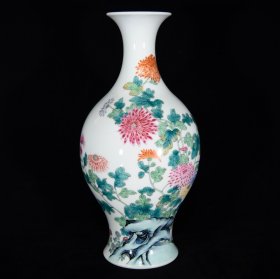 清雍正珐琅彩菊花纹橄榄瓶，36×18，价格:3220