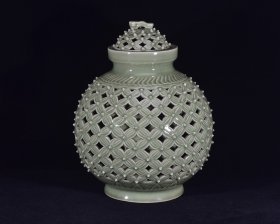 价格2700元.
大唐越窑秘色瓷镂空盖罐.
高38径31厘米1.