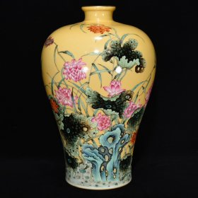 清雍正珐琅彩荷花纹梅瓶，37×23，价格:5320