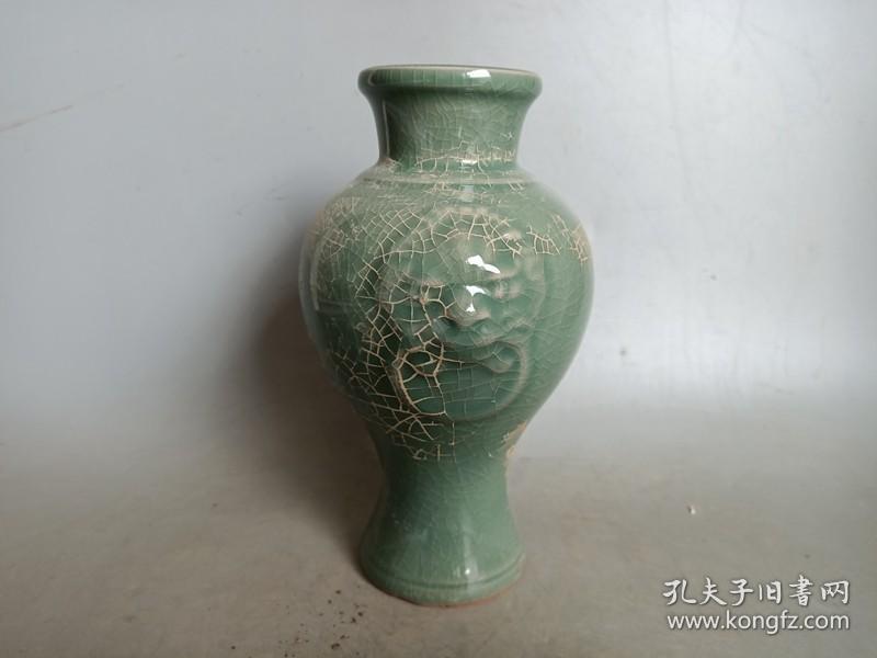 宋代龙泉窑瓷瓶