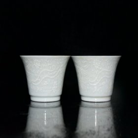 乡下收的明代成化甜白釉凤纹杯一对尺寸4.2X8.2厘米