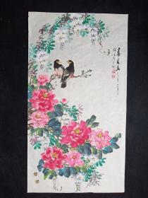 J28-23【邓义伦】中国老年书画研究会会员，中国书法研究院艺术委员，四川省书法家协会会员，四川省美协会员，四川省省直机关老年书画协会会员，成都市老协诗书画研究会理事，四川省中山文化艺术研究会国画研究会创作室画师，成都市民健老龄委诗书画顾问2001年花鸟画【牡丹八哥】 软件一幅，画心尺寸：100*55厘米