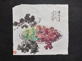 J27-37保真书画【邓义伦】中国老年书画研究会会员，中国书法研究院艺术委员，四川省书法家协会会员，四川省美协会员，四川省省直机关老年书画协会会员，成都市老协诗书画研究会理事，四川省中山文化艺术研究会国画研究会创作室画师，成都市民健老龄委诗书画顾问1998年花鸟画【彩墨葡萄盛夏佳果】 软件一幅，画心尺寸：56*51厘米