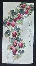 J68-34邓义伦：中国老年书画研究会会员，中国书法研究院艺术委员，四川省书法家协会会员，四川省美协会员，四川省省直机关老年书画协会会员，成都市老协诗书画研究会理事，四川省中山文化艺术研究会国画研究会创作室画师，成都市民健老龄委诗书画顾问花鸟画软件（西域葡萄）、画心尺寸：139*70厘米【约8.8平尺】