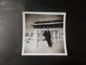 老照片:单人在天安门金水桥跟前的留影,无齿边,黑白照,光面相纸,6×6厘米,gyx221001