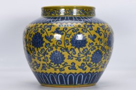 明，宣德青花缠枝莲黄釉罐高32厘米，口径22厘米，肚经36.3厘米，底经22.3厘米