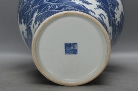清，乾隆青花海水纹留白苍龙教子梅瓶一个高34.7厘米，口径6.5厘米，肚径24厘米，底径14.5厘米。