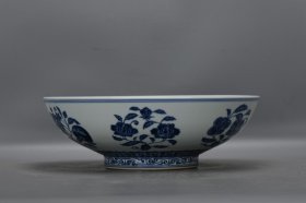 明，宣德青花折枝纹水果纹碗一个高10.5厘米，口径31厘米，底径13.5厘米。