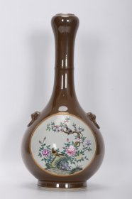 清乾隆：珐琅彩紫金袖开光画鸟狮头高胫蒜头瓶，高42.3厘米，口径4.7厘米，肚径 厘米，底径12.3厘米。