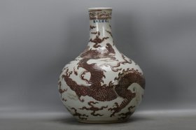 明，建文釉里红云龙纹天球瓶一对高43厘米，口径9厘米，肚径32.5厘米，底径17.5厘米。