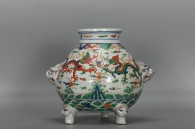 明，万历五彩海水龙纹三足香炉一个高18厘米，口径8.2厘米，肚经20.7厘米，底经14厘米。