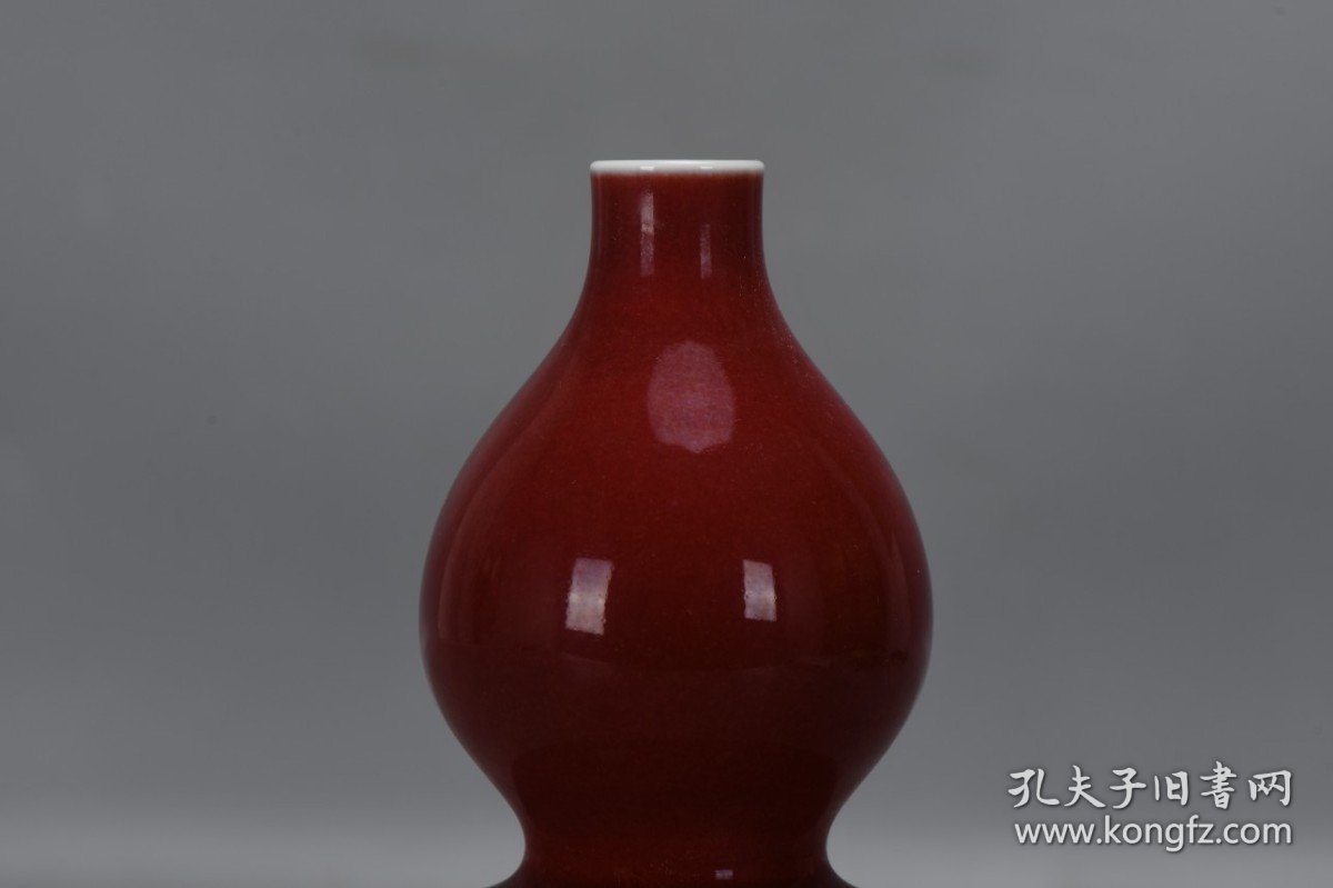 清，乾隆祭红葫芦瓶一个高16.5厘米，口径2厘米，肚径11厘米，底径5.5厘米。