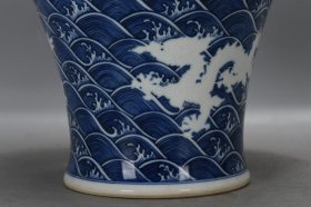 清，乾隆青花海水纹留白苍龙教子梅瓶一个高34.7厘米，口径6.5厘米，肚径24厘米，底径14.5厘米。