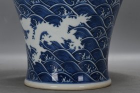 清，乾隆青花海水纹留白苍龙教子梅瓶一个高34.7厘米，口径6.5厘米，肚径24厘米，底径14.5厘米。