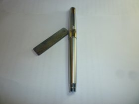 英雄14K金笔 200D全钢14K金笔 尺寸: 13.9 × 1.25 cm