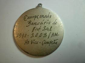 1990年奥运会吊牌  银质  背面有运动员手工刻字  尺寸: 4.3 × 4.3 cm.