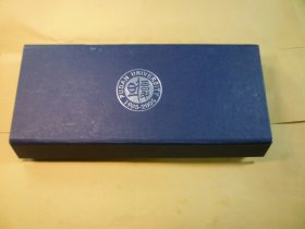 复旦大学校徽 1905--2005   10只 （徽章）1盒10只    品佳..
盒尺寸  24 × 10 cm