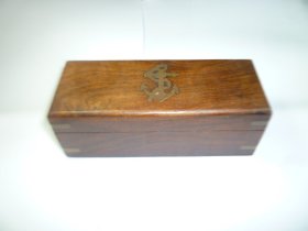 品佳精美 红木盒装 英国1915年 单筒望远镜一对 盒尺寸 15.5 X 6.3 X 5.8 cm 单望远镜 3.68 X 10.8 cm ， 缩尺寸 3.68 X 6.2 cm.