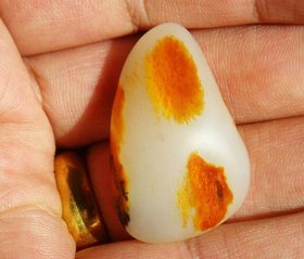 新疆和田白玉玛丽艳三色皮籽料原石22克3.8Ｘ2.4Ｘ1.6厘米