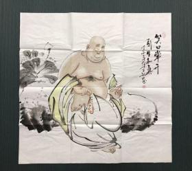 河南美协会员 王铭 国画弥勒佛，纸本软片，69*69cm

王铭，河南开封人，1942年生，1965年毕业河南省工艺美术学校国画专业，67年毕业于河南大学美术学院国画专业，近40余年一直从事于美术教育工作。中国美协会员，河南省美协会员，开封市美协会员，现为中国书画艺术家创作中心理事，河南省人大书画研究院理事，开封市工艺美术厂书画院副院长，豫东新工笔画研究院特聘画家、庄周书画院特聘画家。