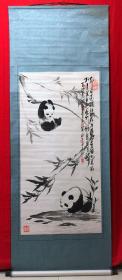 书画13718，【周仁辉】花鸟画，熊猫，【黄纯尧】诗，立轴，画心尺寸约为132*66厘米