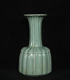 宋汝窑瓜棱瓶，高22.5×12.5厘米