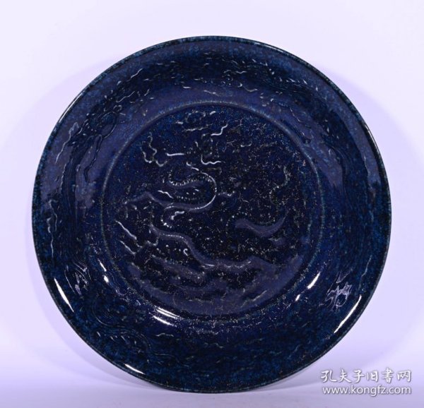 大明宣德蓝釉雕刻龙纹赏盘，高4.7×25厘米