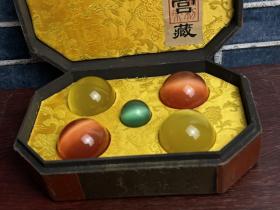 乡下收的清代乾隆年漆器盒装四颗五公分彩色猫眼手球