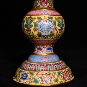 清乾隆黄地粉彩鎏金花卉纹蜡台，高21.5cm直径11.4cm，价格10400