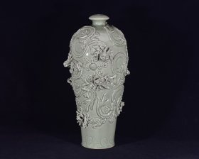 价格2880元.
大唐古越窑秘色瓷雕刻九龙戏珠龙腾四海纹酒瓶梅瓶.
高46径23厘米1.