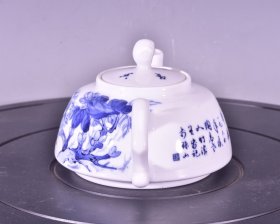 价格1920元 一九六四年陶青老人竹溪王步绘青花牡丹花纹酒壶茶壶 高10径17厘米1