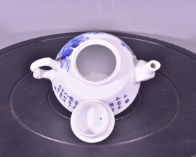 价格1920元 一九六四年陶青老人竹溪王步绘青花牡丹花纹酒壶茶壶 高10径17厘米1