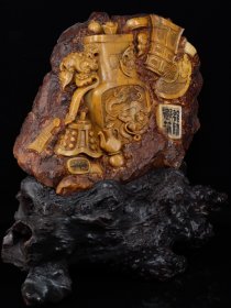 珍藏品        甲子年秋月篆刻家【尚均】刻石，寿山石田黄石古龙摆件 ，原石原色，纯手工雕刻 造型独特 纹路清晰可见 。
尺寸：35×33×20      重量：9.38公斤
特价：7600元