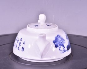 价格1920元 一九六四年陶青老人竹溪王步绘青花牡丹花纹酒壶茶壶 高10径17厘米1