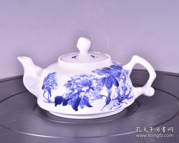 价格1920元 一九六四年陶青老人竹溪王步绘青花牡丹花纹酒壶茶壶 高10径17厘米1