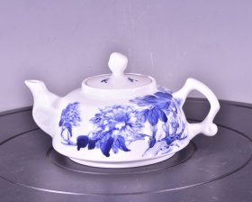 价格1920元 一九六四年陶青老人竹溪王步绘青花牡丹花纹酒壶茶壶 高10径17厘米1