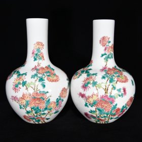 清雍正粉彩菊花纹天球瓶，26×23，价格:1800
