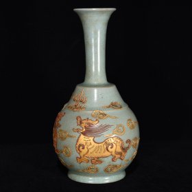 汝窑沥粉瑞兽纹瓶，28×15，价格:720