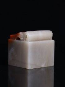 回流典藏品 寿山石雕刻素胚印章摆件，石质坚硬，细腻透亮，颜色俏丽，纹路清晰呈现，收藏观赏之佳品！ 规格：3.8×3.5×3.5cm 重量：96.5克 特价：1000元