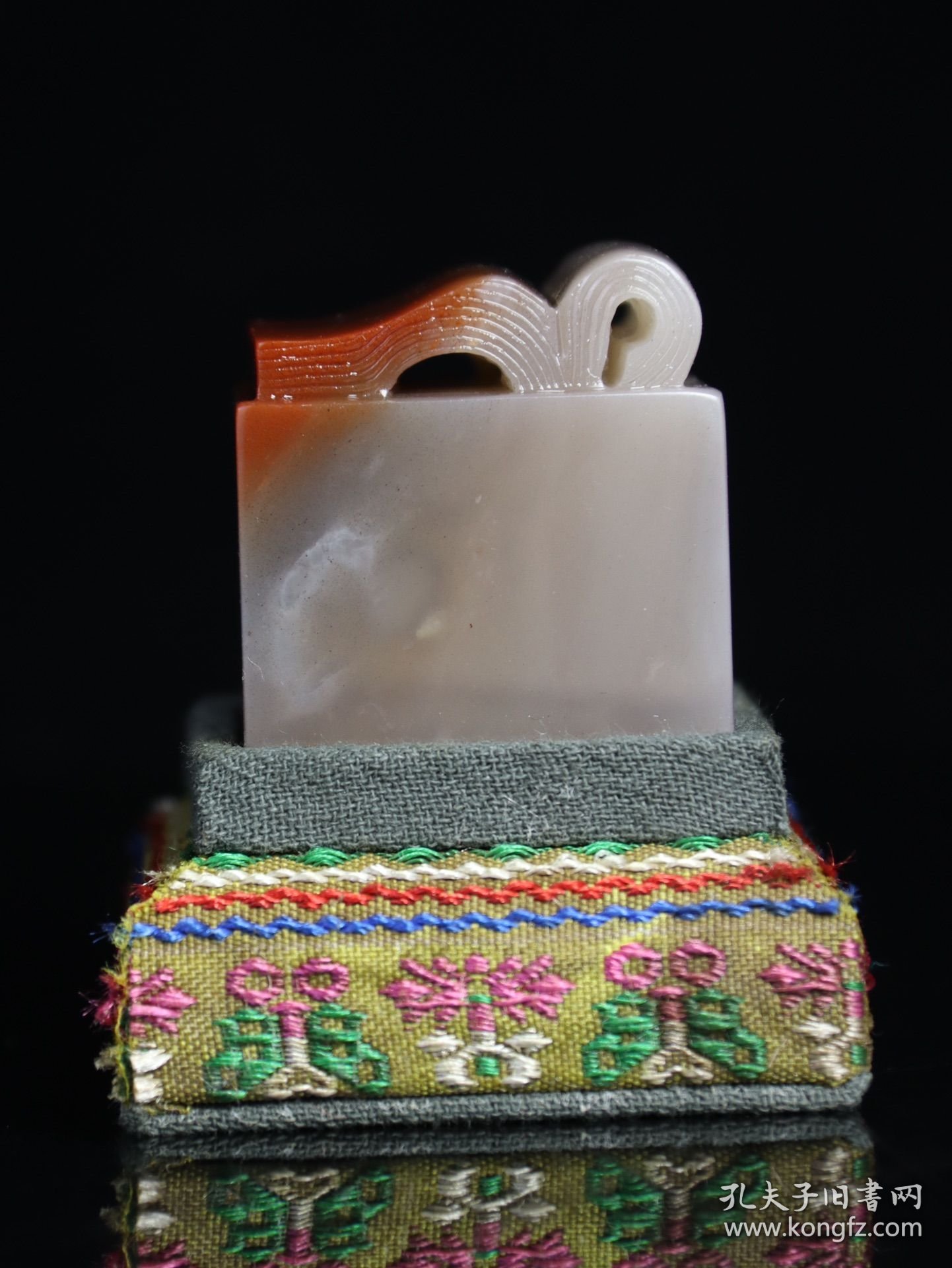 回流典藏品 寿山石雕刻素胚印章摆件，石质坚硬，细腻透亮，颜色俏丽，纹路清晰呈现，收藏观赏之佳品！ 规格：3.8×3.5×3.5cm 重量：96.5克 特价：1000元