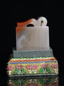 回流典藏品 寿山石雕刻素胚印章摆件，石质坚硬，细腻透亮，颜色俏丽，纹路清晰呈现，收藏观赏之佳品！ 规格：3.8×3.5×3.5cm 重量：96.5克 特价：1000元