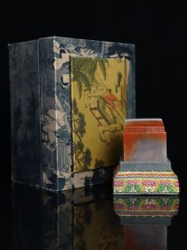 回流典藏品 寿山石雕刻素胚印章摆件，石质坚硬，细腻透亮，颜色俏丽，纹路清晰呈现，收藏观赏之佳品！ 规格：3.8×3.5×3.5cm 重量：96.5克 特价：1000元
