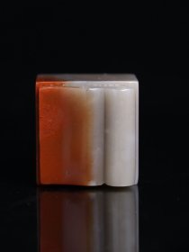 回流典藏品 寿山石雕刻素胚印章摆件，石质坚硬，细腻透亮，颜色俏丽，纹路清晰呈现，收藏观赏之佳品！ 规格：3.8×3.5×3.5cm 重量：96.5克 特价：1000元